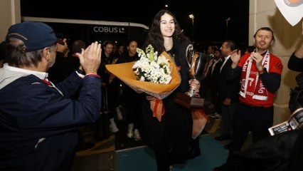 Şampiyon Eczacıbaşı Dynavit yurda döndü