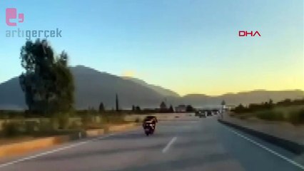 Motosikletlinin tehlikeli yolculuğu kamerada
