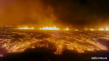 Télécharger la video: Islanda, eruzione vulcanica nella penisola di Reykjanes: cielo arancione