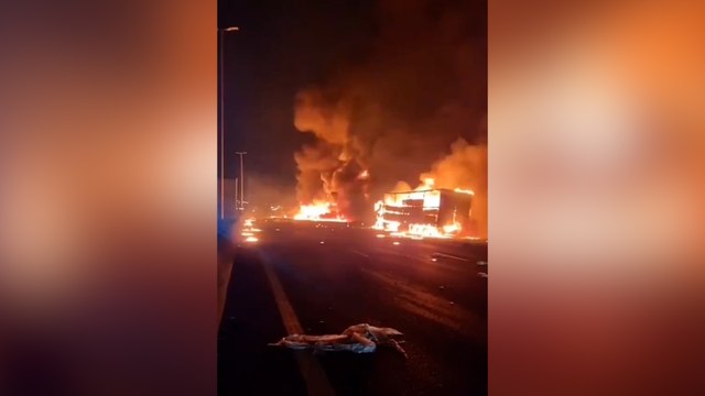 Val d'Oise : une collision entre trois poids lourds sur l'A1 fait un mort, l'autoroute fermée