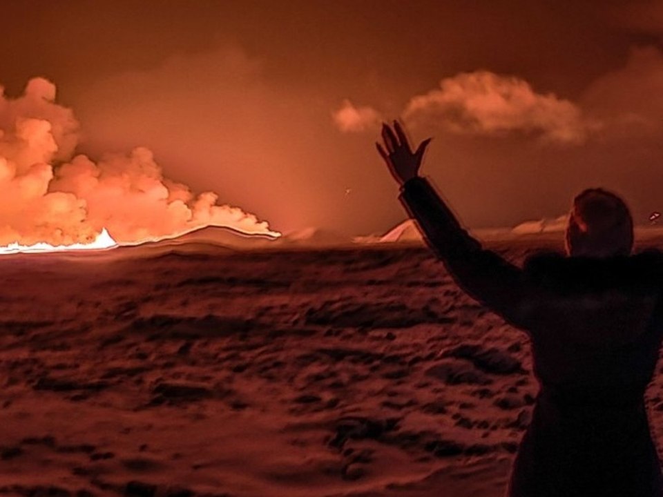 Vulkan auf island schießt lavafontänen in den himmel
