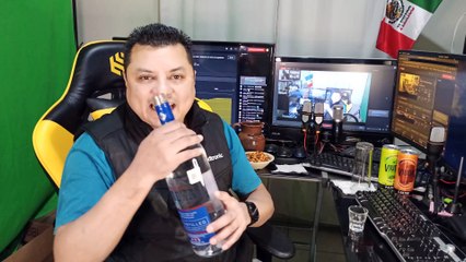 Abriendo una botella de vodka americana de la que venden  en el sams club algo bien