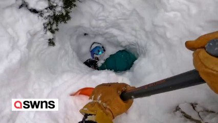 Skifahrer retten Snowboarder, der kopfüber im Schnee begraben ist