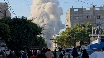 الاحتلال يواصل المجازر.. قصف مربع سكني بمخيم جباليا