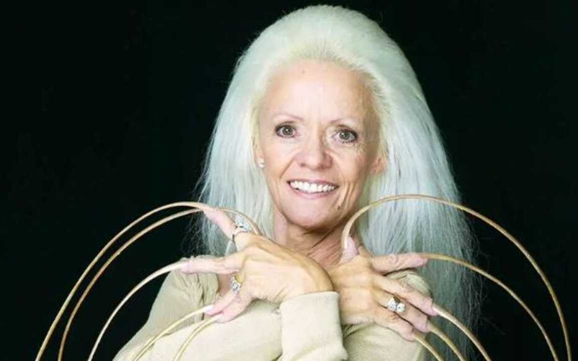 L'ex-détentrice du record du monde des ongles les plus longs décède à 82 ans