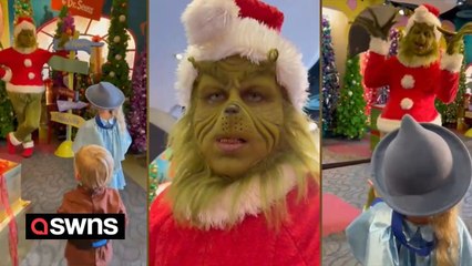 Amazing Grinch impersonator has adorable interaction with two young children