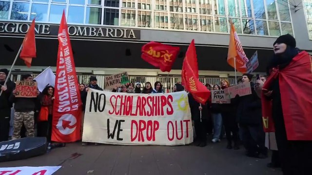La protesta degli studenti sotto il palazzo della Regione Lombardia