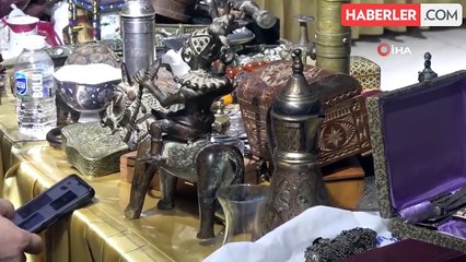 Eski eşyaların açık arttırma ile satıldığı mezat ilgi görüyor