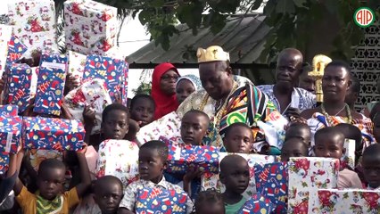 Région-Aboisso /Arbre de Noël à ALAKRO :  le Roi du peuple Sohié cadeaute environ 200 enfants