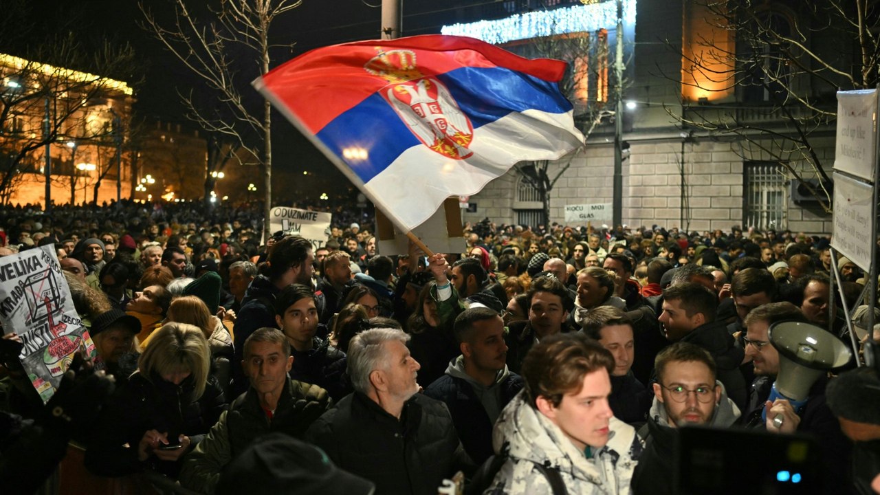 Protest gegen Unregelmäßigkeiten bei Wahl in Serbien