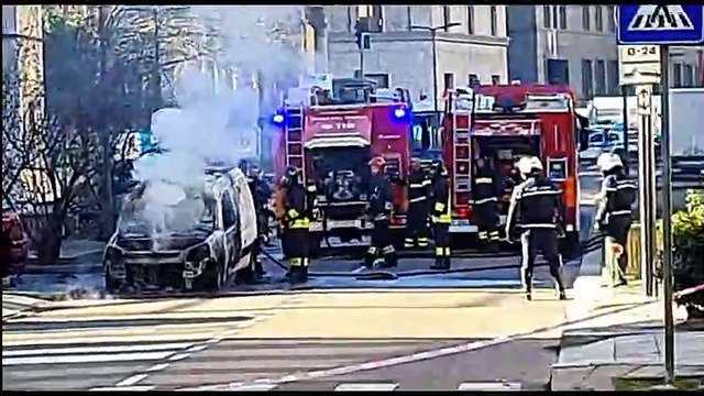 Milano incendio in centro: furgone distrutto dalle fiamme