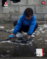 أطفال فلسطينيون يستخدمون مياه الأمطار لغسل الملابس في غزة
