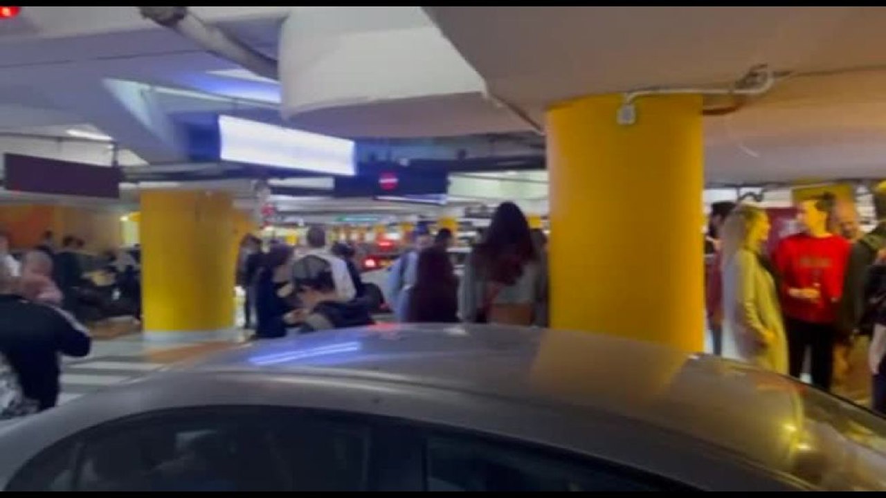 Sirene a Tel Aviv, la gente si rifugia nel parcheggio sotterraneo