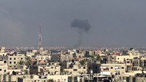 الدخان يتصاعد في سماء رفح جراء الغارات الإسرائيلية