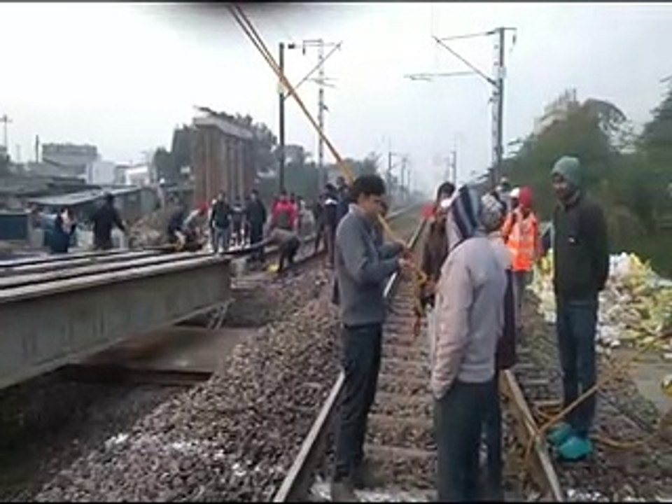 मिल फाटक पर रेलवे विभाग ने अंडरपास निर्माण कार्...