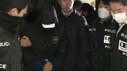 경복궁 담벼락 최초 낙서 10대 남녀 경찰서 압송 / YTN