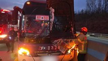 고속도로 달리던 버스에 차량지붕텐트 날아와 가드레일 충돌...11명 중·경상 / YTN