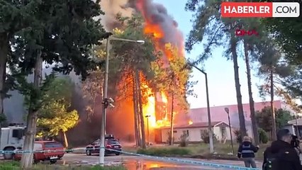 ADANA'DA ESKİ DEVLET HASTANESİ'NİN DEPOSUNDAKİ YANGINA POLİSLERDEN TOMA İLE DESTEK SÜRÜYOR