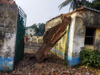 ক্লাস চলাকালীন হুড়মুড়িয়ে ভেঙে পড়ল স্কুলের অংশ! পড়ুয়াদের জীবনের দায়  | Oneindia Bengali