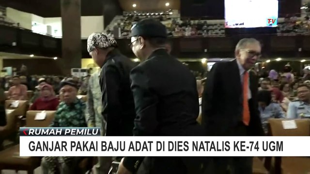 Momen Ganjar Pakai Baju Adat Jawa di dies natalis ke-74 UGM