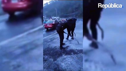 Guatemala: Agentes de la PNC retiran hielo de carretera