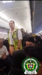 Tải video: VÍDEO: Passageiro bêbado é retirado de avião e agride policiais