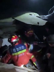 El momento exacto en el que rescatan a una mujer de los escombros en China