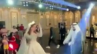 مقطع يثير الجدل لعريس ينثر المال على زوجته في مصر.