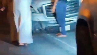 مواطن كويتي يجبر سائق الشاحنه بخلع صورة الشهيد صدام حسين من صندوق الشاحنة