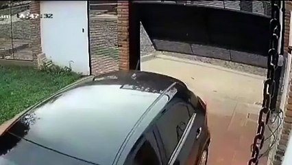 مواكن باراغواي استعجل في الخروج بسيارته حتى لا يتأخر عن دوامه فصدم البوابة وحدثت كارثة بسقوط سور المنزل وكان هذا الاستعجال سبب في غيابه عن العمل.