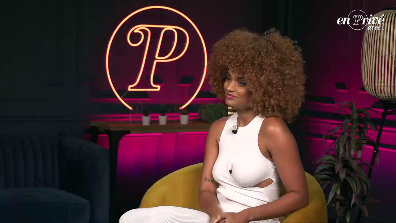 Alicia Aylies (Miss France 2017) se confie sur son compagnon Thomas et papa de sa fille Tamalia dans "En privé avec...", l'émission de Purepeople.