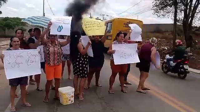 VÍDEO: moradores protestam contra falta de água em residencial