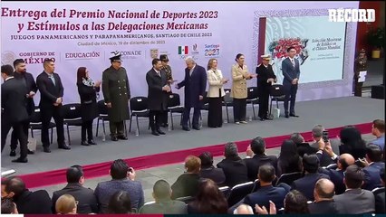 AMLO realiza el típico festejo de Randy Arozarena junto al beisbolista de Tampa Bay