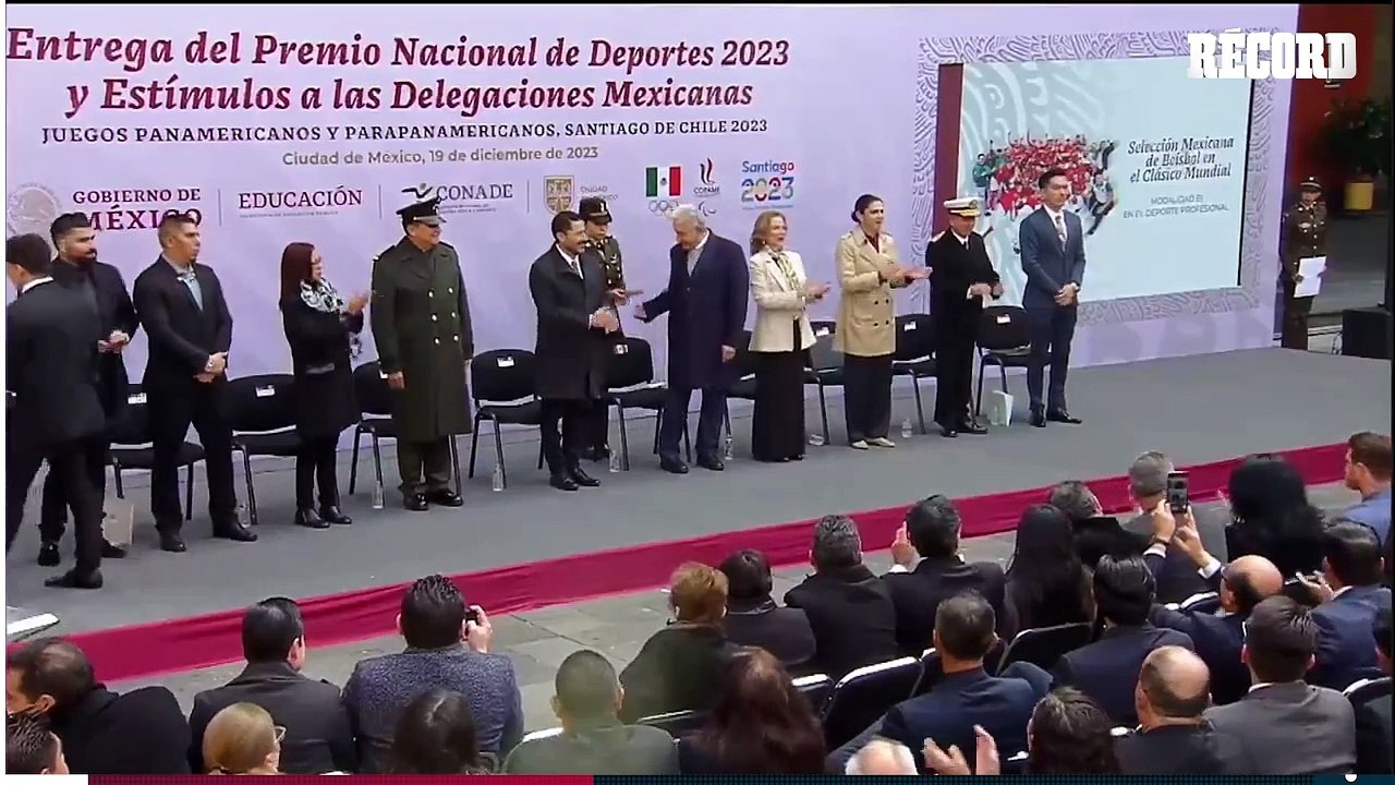 AMLO realiza el típico festejo de Randy Arozare...