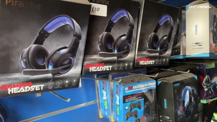 شاهد: بحثاً عن أخبار الحرب.. عودة أجهزة الراديو إلى قطاع غزة