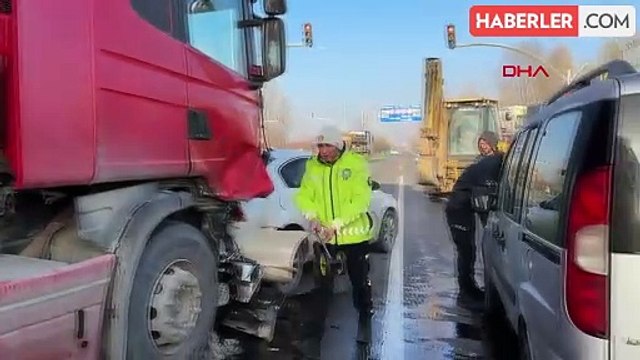 Kütahya'da 8 aracın karıştığı zincirleme trafik kazasında 4 kişi yaralandı
