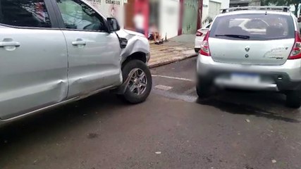 Sandero e caminhonete se envolvem em acidente no Centro