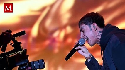 Natanael Cano besa a su guitarrista en pleno concierto