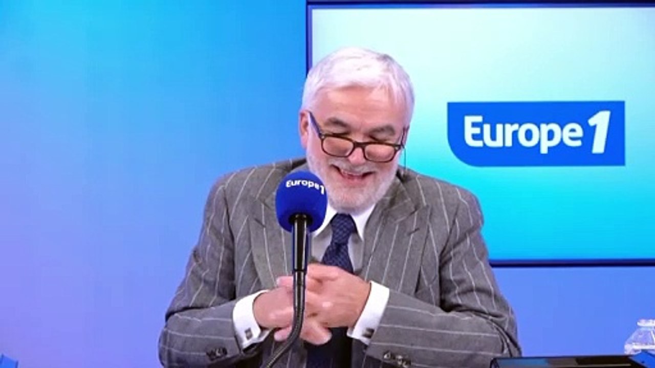 Mireille Mathieu souhaite un joyeux Noël à tout le monde sur Europe 1 !
