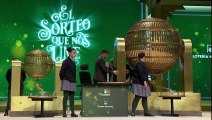 Sorteo Lotería de Navidad 2023: la palanca del bombo se queda atascada y la tienen que arreglar en directo