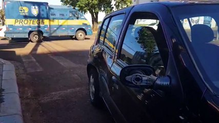 Carro-forte se envolve em colisão com Clio no Centro de Cascavel
