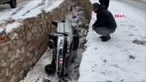 Hakkari'de kardan kapanan yolda kaza