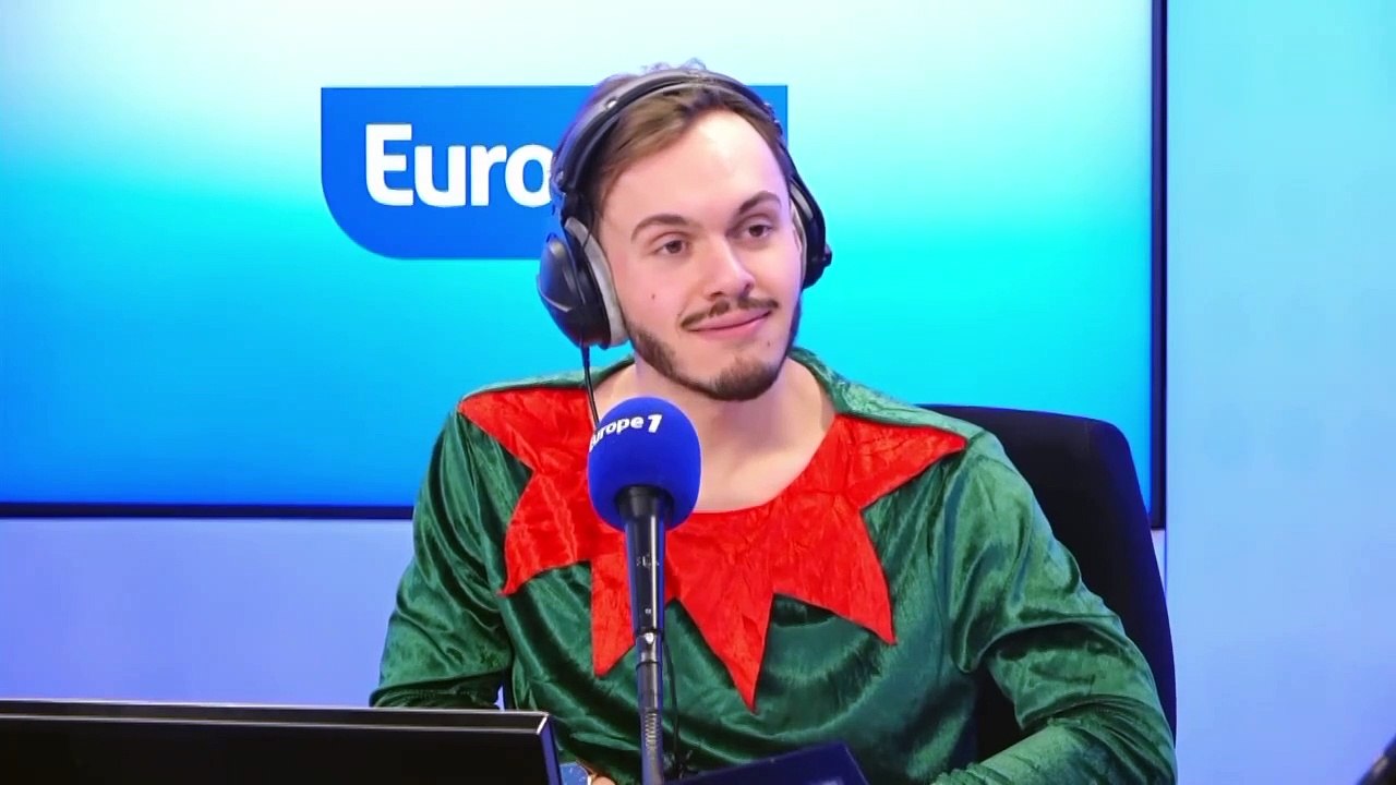 Le journaliste Jean-Claude Narcy fait un coucou à Pascal Praud pour cette émission spéciale Noël