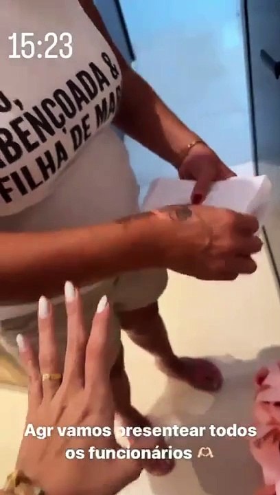 Virginia Fonseca presenteia funcionários com envelopes cheios de dinheiro