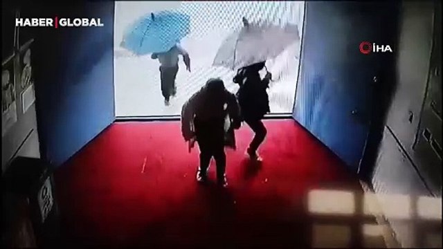 Yağmurdan kaçan keçi okula böyle sığındı