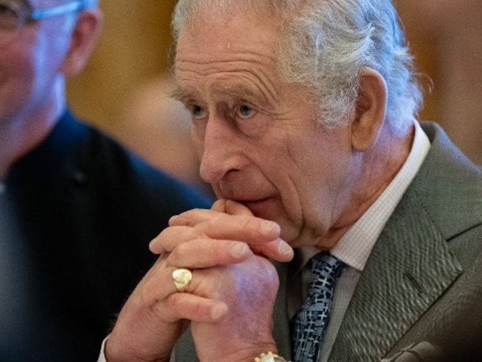 König Charles III. amüsiert sich über seine 'Wurstfinger'