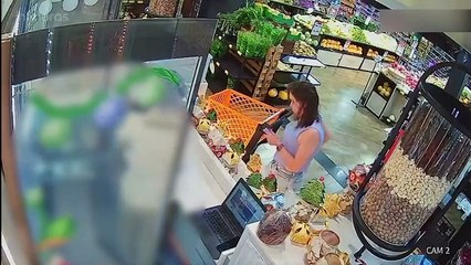 Vídeo exibe suspeita de matar ex-sogro e a mãe dele envenenados comprando ingredientes