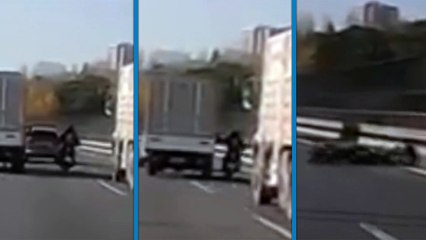 Kamyonetin sıkıştırdığı motosikletli ölümden döndü 