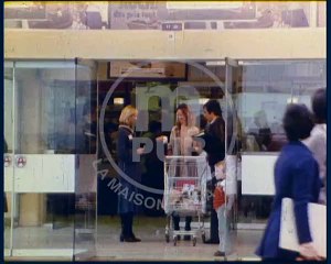 Danone Nature - Blind Test Supermarché (France, 1974) : Redécouvrez la Publicité Culte avec ce Flashback Gourmand et Musical ! ️ Plongez dans l'Époque Rétro de Danone Nature.