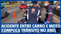 Acidente entre carro e moto complica trânsito no Anel Rodoviário